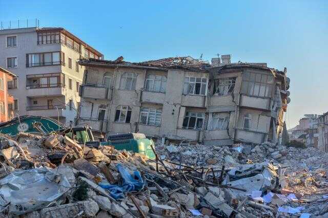 Enkaz başında vesikalık fotoğrafla teşhis