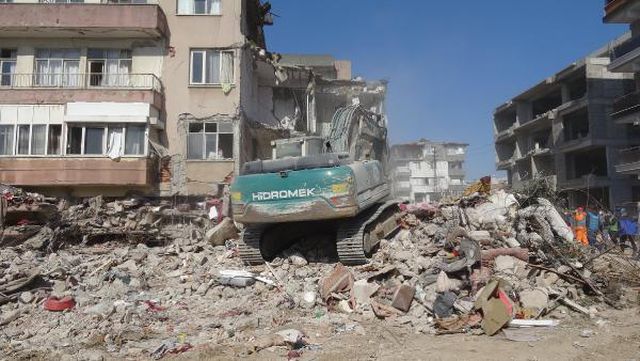 Enkazda duygulandıran not: Burada kızım var lütfen