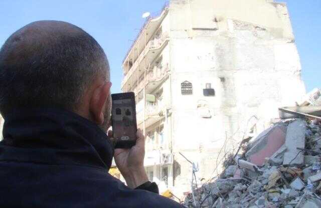 Hatay'ın merkezinden ilginç görüntü... Enkazın ardından televizyon, raf ve ailenin fotoğrafı yan binanın duvarında asılı kaldı Hatay'ın merkezinden ilginç görüntü... Enkazın ardından televizyon, raf ve ailenin fotoğrafı yan binanın duvarında asılı kaldı
