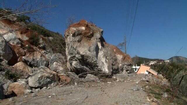 Köyün üzerine yuvarlanan kayaların çarptığı ev uçurum kenarında kaldı, ölümle burun buruna geldiler