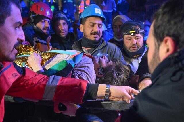 Son Dakika: 212. saatte gelen mucize! 77 yaşındaki Fatma Güngör enkazdan sağ olarak çıkarıldı