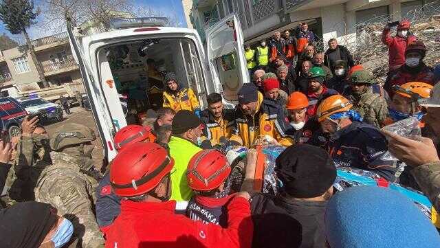 Son Dakika! Kahramanmaraş'ta depremin 226. saatinde 74 yaşındaki Cemile Kekeç, enkazdan sağ olarak çıkarıldı