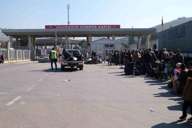 Suriyeliler depremden etkilenen yakınları için memleketlerine gitmeye başladı