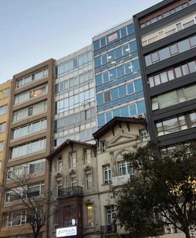 Türkiye asrın felaketini yaşarken, İstanbul Bağcılar'da inşa edilen bir binaya ait fotoğraf kaygıları artırdı