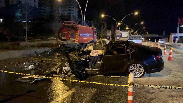 Ankara'da sulama tankerine çarpan otomobilin sürücüsü olay yerinde hayatını kaybetti