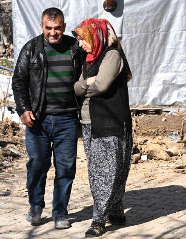 Enkaz altında video çekerek helallik isteyen Fatma Kurt: 'Beni üzen, yıpratan kendi borcum değildi' Enkaz altında video çekerek helallik isteyen Fatma Kurt: 'Beni üzen, yıpratan kendi borcum değildi'