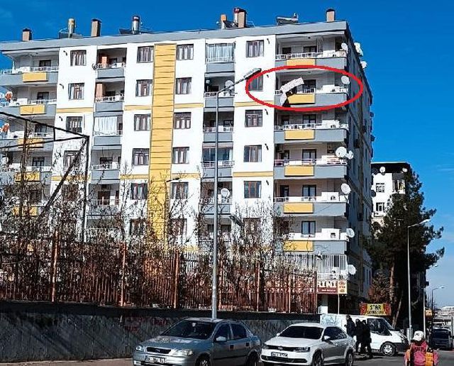 HASARLI BİNAYA GİRİP, EŞYALARINI BALKONDAN ATARAK KURTARMAYA ÇALIŞTI
