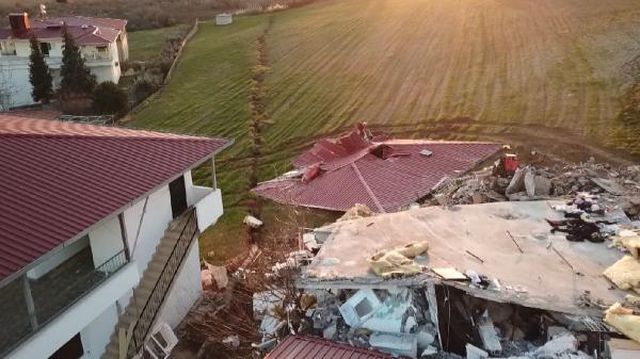 Köyü ikiye bölen yarık! Tarlaları ayırdı, evler yerle bir oldu