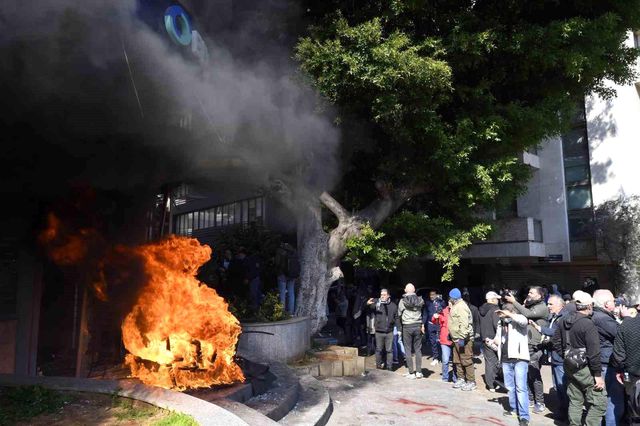 Lübnan'da para çekim işlemlerine kısıtlama gelince halk banka şubelerini ateşe verdi