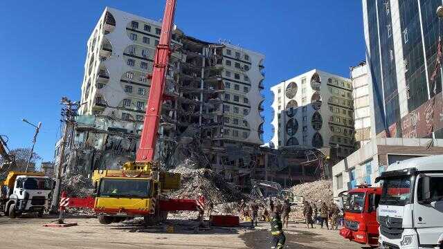 Yakalama kararı bulunan 2 müteahhit, kendi yaptıkları binalarda öldü