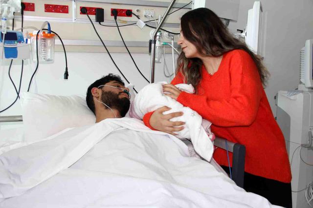 Deprem gecesi baba olmuştu! 12 gün sonra enkazdan kurtarılan Mustafa Avcı, eşi ve bebeğiyle buluştu
