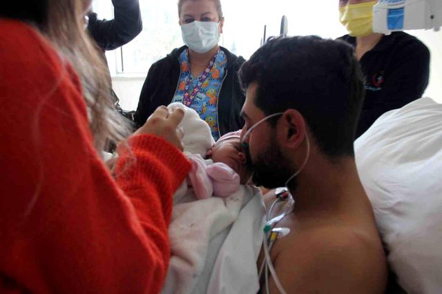 Deprem gecesi baba olmuştu! 12 gün sonra enkazdan kurtarılan Mustafa Avcı, eşi ve bebeğiyle buluştu