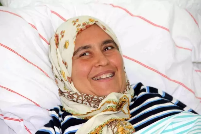 Enkazdan çıkan depremzedenin sözleri tüyleri diken diken etti: Bir şehit bana zemzem suyu verdi Enkazdan çıkan depremzedenin sözleri tüyleri diken diken etti: Bir şehit bana zemzem suyu verdi