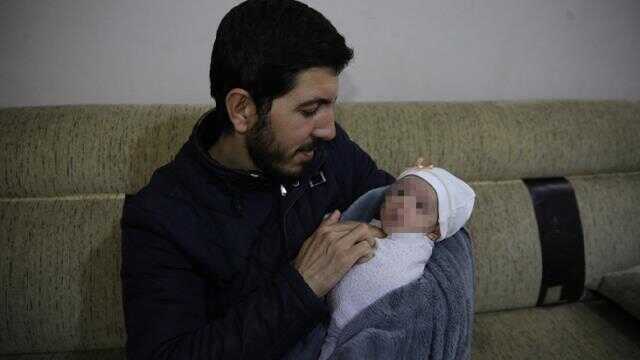 Enkazdan çıkarılan 2 aylık Fatma bebek, amcası ve yengesine emanet