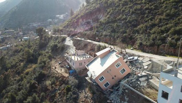 Kırıkhan'da deprem kayaları yuvarladı: Köydeki 49 kişi hayatını kaybetti
