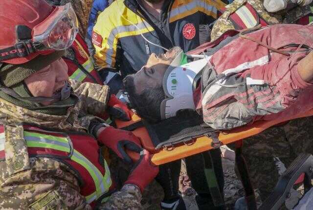 296 saat sonra enkazdan çıkarılan adamın ilk sözü 'Çocuklarım da var' olmuş