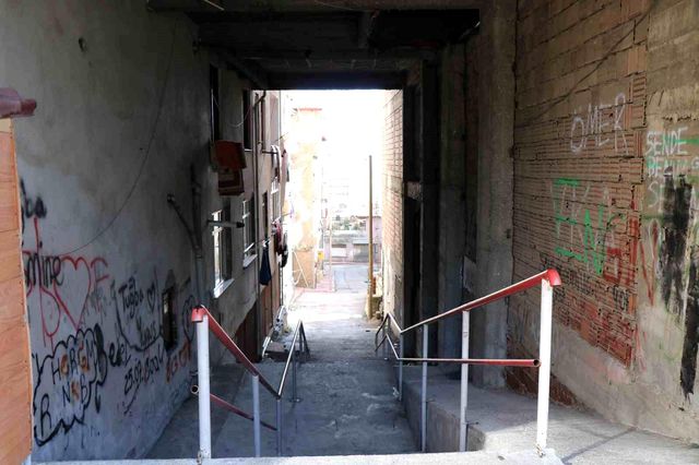 Altından sokak geçen apartman deprem sonrası tekrar akıllara geldi