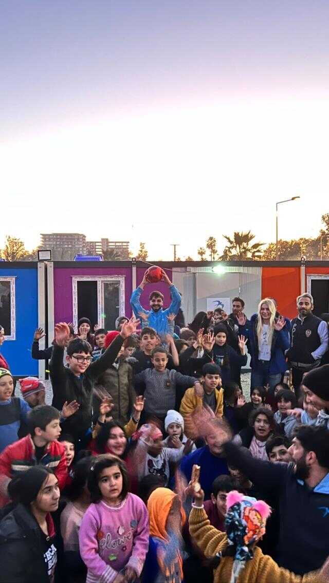 Çadır kentte gülümseten anlar! Sefo ve Aleyna Tilki, depremzede çocuklarla oyun oynayıp şarkı söyledi Çadır kentte gülümseten anlar! Sefo ve Aleyna Tilki, depremzede çocuklarla oyun oynayıp şarkı söyledi