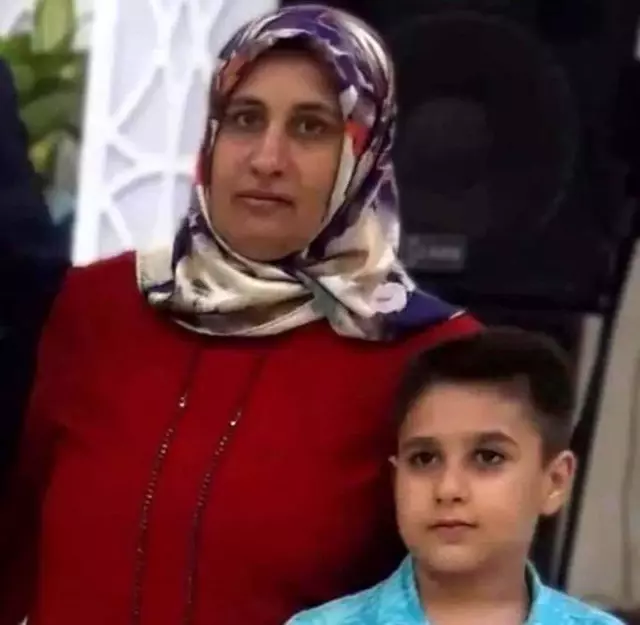 Depremde 2 oğlu ölen adam, aynı evde depreme yakalandığı eşi ve oğlunu bulamıyor Depremde 2 oğlu ölen adam, aynı evde depreme yakalandığı eşi ve oğlunu bulamıyor