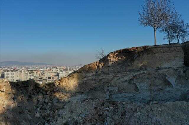 Depremin ardından Gaziantep'teki Derin Çukur Caddesi'nde 'derin çukur' oluştu
