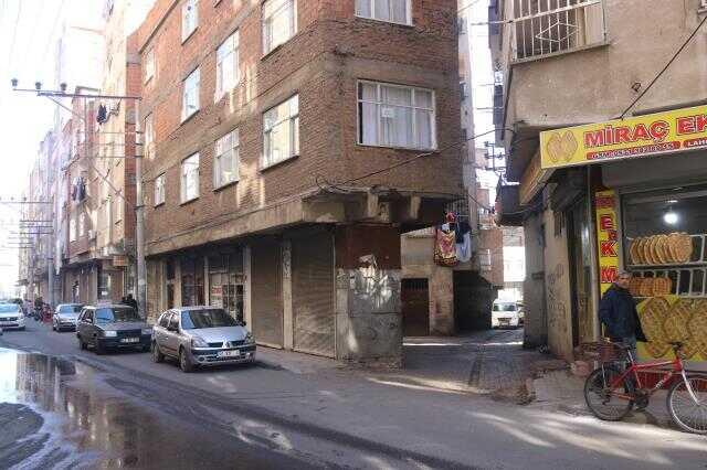 Diyarbakır'da giriş katı hariç kolonları olmayan 40 yıllık bina depremlere rağmen ayakta kalmayı başardı Diyarbakır'da giriş katı hariç kolonları olmayan 40 yıllık bina depremlere rağmen ayakta kalmayı başardı
