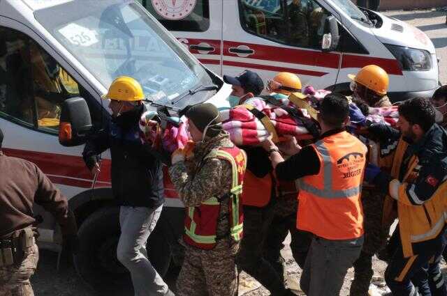 Hatay'da 2 kişi enkazdan 296'ncı saatte kurtarıldı