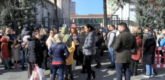 İstanbul'da bir garip olay! Okul riskli diye yıkım kararı alındı, veliler eylem yaptı