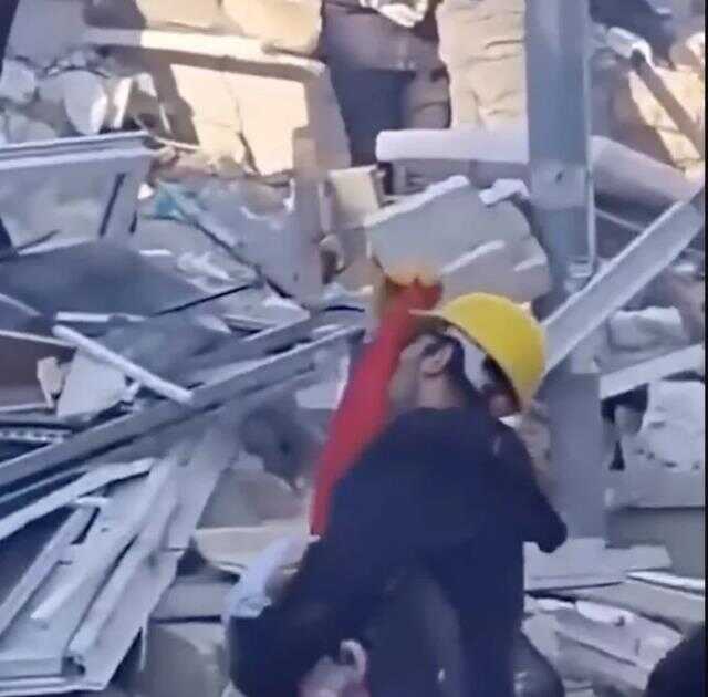 Yıkılan binanın enkazından çocuğunun kıyafetlerini bulan babanın feryadı yürekleri dağladı
