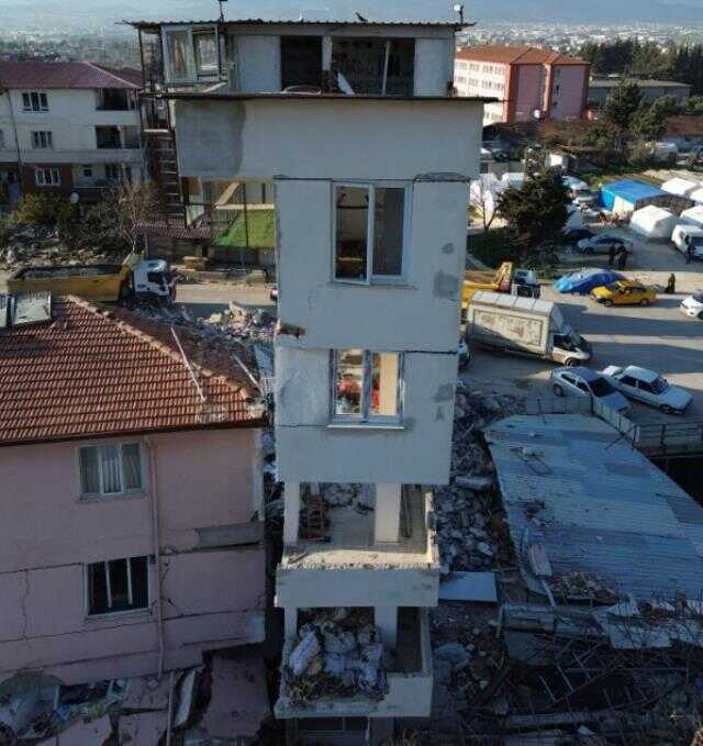 Bina çöktü, güvercin yuvaları yıkılmadı