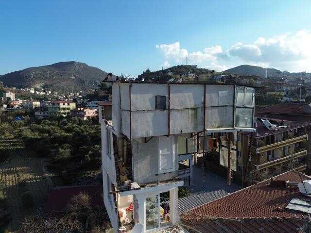 Bina çöktü, güvercin yuvaları yıkılmadı
