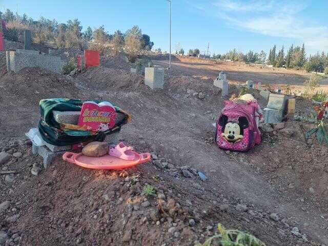 Depremde yakınlarını kaybeden aileler mezarlıklardan ayrılmıyor