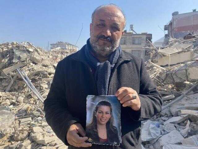Elinde fotoğrafıyla günlerdir eşinin enkazdan çıkmasını bekliyor