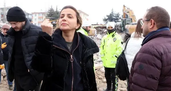 ENKAZ BAŞINDA 'KOLON KESME' TARTIŞMASI ENKAZ BAŞINDA 'KOLON KESME' TARTIŞMASI