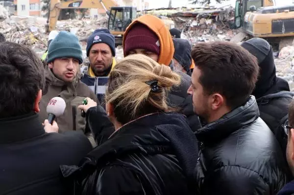 ENKAZ BAŞINDA 'KOLON KESME' TARTIŞMASI ENKAZ BAŞINDA 'KOLON KESME' TARTIŞMASI