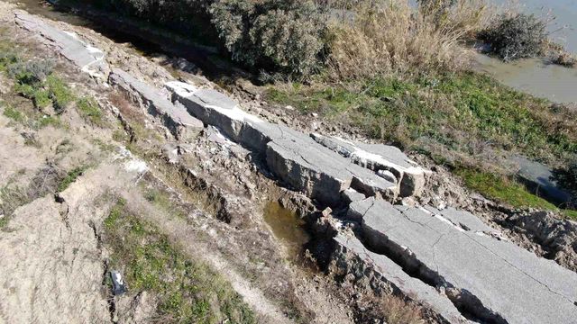 Hatay'da korkutucu görüntüler: 3 kilometrelik yol önce yarıldı sonra çöktü Hatay'da korkutucu görüntüler: 3 kilometrelik yol önce yarıldı sonra çöktü