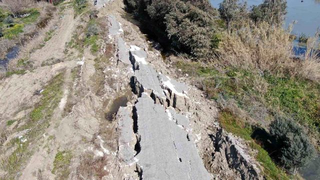 Hatay'da korkutucu görüntüler: 3 kilometrelik yol önce yarıldı sonra çöktü Hatay'da korkutucu görüntüler: 3 kilometrelik yol önce yarıldı sonra çöktü