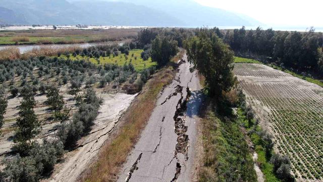 Hatay'da korkutucu görüntüler: 3 kilometrelik yol önce yarıldı sonra çöktü Hatay'da korkutucu görüntüler: 3 kilometrelik yol önce yarıldı sonra çöktü