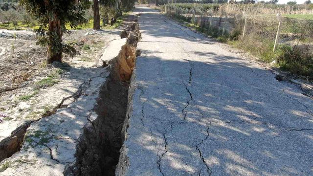 Hatay'da korkutucu görüntüler: 3 kilometrelik yol önce yarıldı sonra çöktü Hatay'da korkutucu görüntüler: 3 kilometrelik yol önce yarıldı sonra çöktü