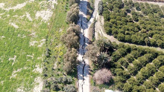 Hatay'da korkutucu görüntüler: 3 kilometrelik yol önce yarıldı sonra çöktü Hatay'da korkutucu görüntüler: 3 kilometrelik yol önce yarıldı sonra çöktü