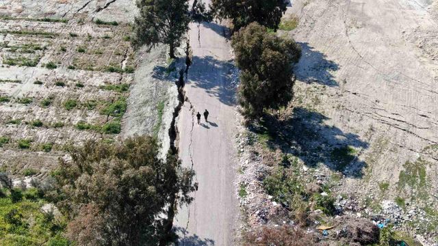 Hatay'da korkutucu görüntüler: 3 kilometrelik yol önce yarıldı sonra çöktü Hatay'da korkutucu görüntüler: 3 kilometrelik yol önce yarıldı sonra çöktü