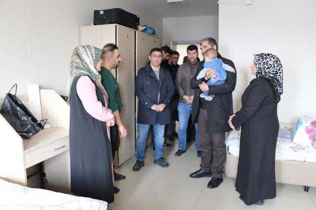 Muş Belediye Başkanı Feyat Asya ve eşi Suna Asya, depremzedeleri ziyaret etti