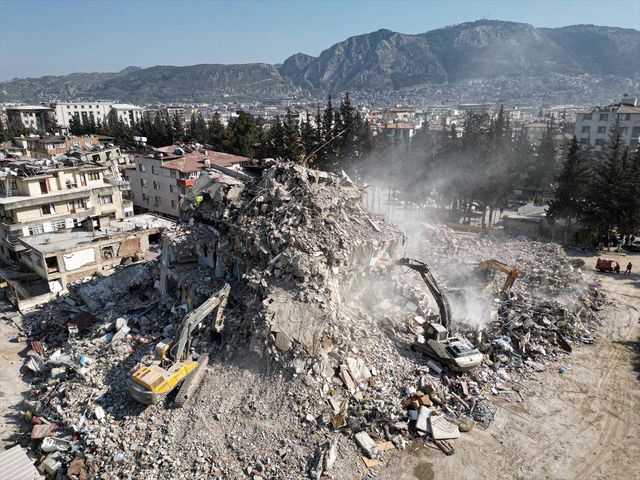 Son Dakika! Depremden etkilenen illerde yıkılan ya da imara aykırı değişiklik tespit edilen binalarla ilgili soruşturmalarda 131 şüpheli tutuklandı
