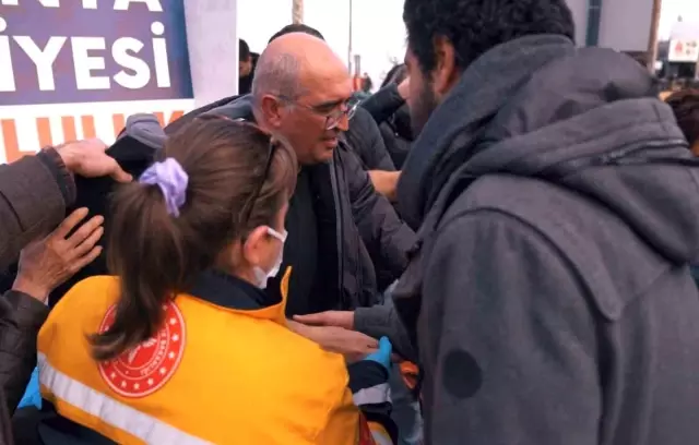 Açlık grevindeki doktor belediye önünde fenalaştı Açlık grevindeki doktor belediye önünde fenalaştı