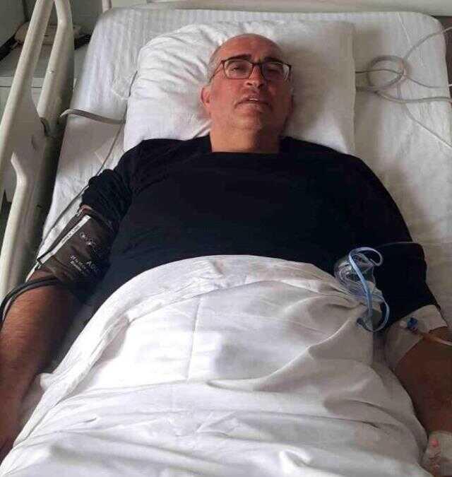 Açlık grevindeki doktor belediye önünde fenalaştı Açlık grevindeki doktor belediye önünde fenalaştı