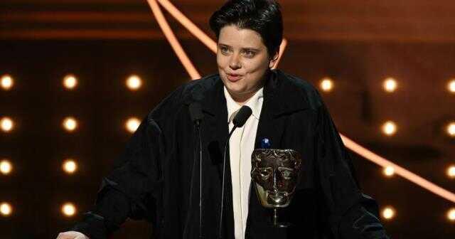 BAFTA 2023'e damga vuran olay! Ünlü isimler deprem felaketi yaşayan Türkiye'ye destek olmak için mavi kurdele taktı BAFTA 2023'e damga vuran olay! Ünlü isimler deprem felaketi yaşayan Türkiye'ye destek olmak için mavi kurdele taktı