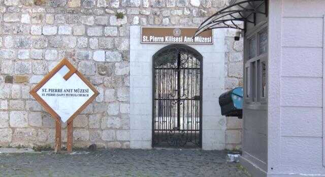 Dünyanın ilk mağara kilisesi olan Saint Pierre Kilisesi'nin istinat duvarı yıkıldı