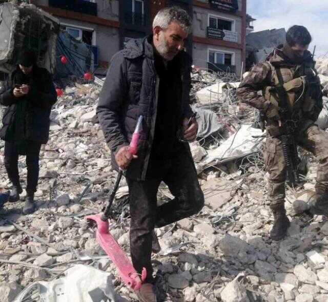 Enkaz altında torununun scooterını bulan adam gözyaşlarına hakim olamadı