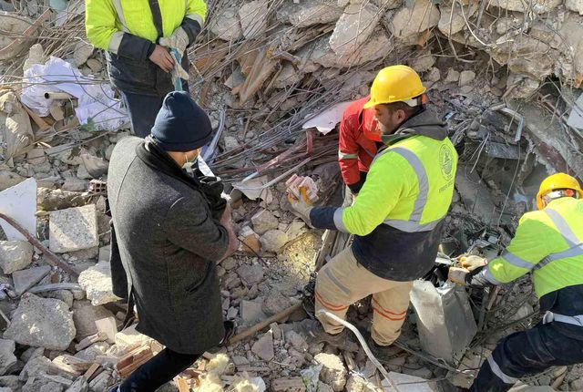 Enkazda bulunan para dolu banka kasası yetkililere teslim edildi