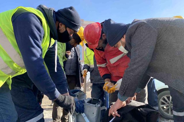 Enkazda bulunan para dolu banka kasası yetkililere teslim edildi