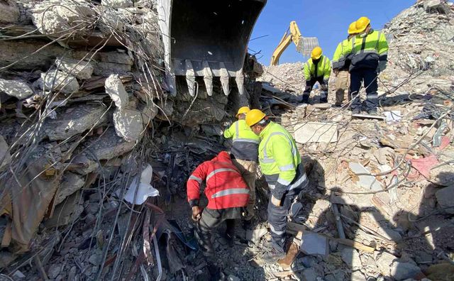 Enkazda bulunan para dolu banka kasası yetkililere teslim edildi